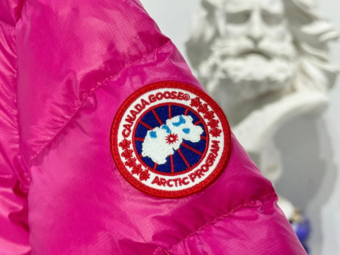 P640 CANADA GOOSE Canada Goose Crofton Children's Down Hoodie Big Goose Down Jacket 5460K Product Features ·This style uses thin channel-filled structural filling: 750-fill duck down, with lightweight fabrics and trims, lightweight and warm, allowing you to move freely ·Decorated with iconic double-stripe reflective details on the back ·Adjustable down hood sewn with reflective trim to enhance warmth and better protect against bad weather ·A weatherproof placket is designed under the two-way zipper to prevent wind and keep warm. The zipper opens from the bottom for increased range of motion and improved breathability. Power Stretch® reflective cuffs are stylish and lightweight, adding wind protection and warmth and making you more visible in low-light environments. Goose I.D. heritage label on the inside. 2 exterior pockets: Hand pockets with zipper closure and tricot fabric at the joints for softness and warmth.